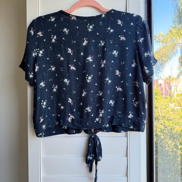 Active USA floral button down short sleeve crop top with bow in navy size large - Picture 6 of 11